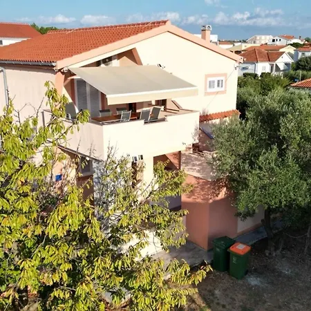 Leonardo Apartment *