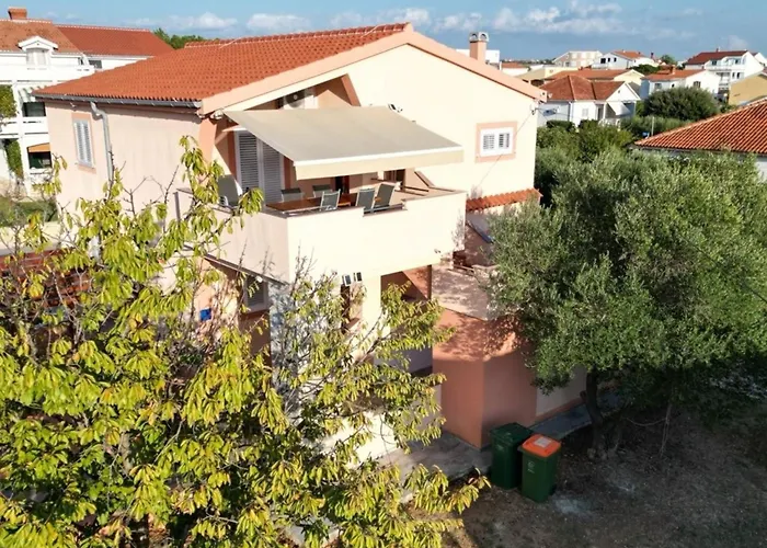 Leonardo Apartment *